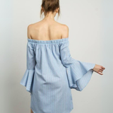 Vestido Corto Off-Shoulder de Rayas Verticales con Mangas Acampanadas - Celeste