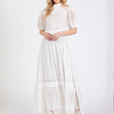 Vestido Maxi Erika – Largo de Encaje con Cuello Alto Romantic  – Blanco