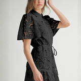 Vestido Tunic Mira - Vestido Corto de Encaje con Cuello Camisero, Cinturón Ajustable y Mangas Estilo Campana - Negro