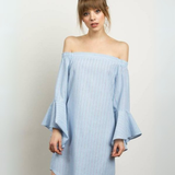 Vestido Corto Off-Shoulder de Rayas Verticales con Mangas Acampanadas - Celeste