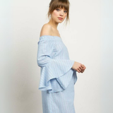 Vestido Corto Off-Shoulder de Rayas Verticales con Mangas Acampanadas - Celeste
