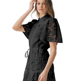 Vestido Tunic Mira - Vestido Corto de Encaje con Cuello Camisero, Cinturón Ajustable y Mangas Estilo Campana - Negro