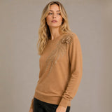 Chompa Cuello Redondo con Bordado de Flores - Camel