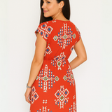 Vestido Corto con Escote en V y Estampado Geométrico - Rojo
