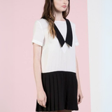 Vestido Corto con Blusa Blanca, Cuello Negro en V y Falda Tableada - Blanco y Negro