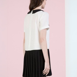 Vestido Corto con Blusa Blanca, Cuello Negro en V y Falda Tableada - Blanco y Negro