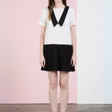 Vestido Corto con Blusa Blanca, Cuello Negro en V y Falda Tableada - Blanco y Negro