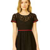 Vestido Corto de Encaje con Fustán y Detalle de Franjas Rojas - Negro