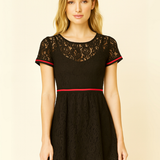 Vestido Corto de Encaje con Fustán y Detalle de Franjas Rojas - Negro