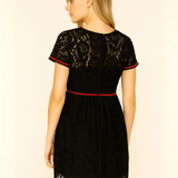 Vestido Corto de Encaje con Fustán y Detalle de Franjas Rojas - Negro
