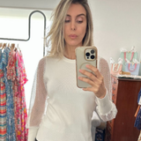 Chompa con Cuello Redondo y Mangas de Malla con Detalle de Gemas Tornasoladas - Blanco