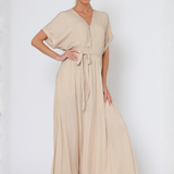 Vestido Maxi Gwen – Largo Fluido con Cinturón Ajustable y Escote en V – Beige