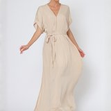 Vestido Maxi Gwen – Largo Fluido con Cinturón Ajustable y Escote en V – Beige