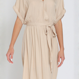Vestido Maxi Gwen – Largo Fluido con Cinturón Ajustable y Escote en V – Beige