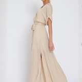 Vestido Maxi Gwen – Largo Fluido con Cinturón Ajustable y Escote en V – Beige