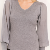 Chompa Antonia cuello en V con brillos y manga princesa - Gris
