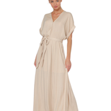 Vestido Maxi Gwen – Largo Fluido con Cinturón Ajustable y Escote en V – Beige