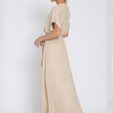 Vestido Maxi Gwen – Largo Fluido con Cinturón Ajustable y Escote en V – Beige