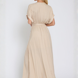 Vestido Maxi Gwen – Largo Fluido con Cinturón Ajustable y Escote en V – Beige