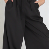 Pantalón Palazzo Linda – Corte Amplio con Pretina Elástica Blanca – Negro y Blanco