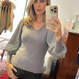 Chompa Antonia cuello en V con brillos y manga princesa - Gris